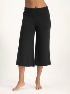 Urban Goddess Flow Capri Yoga Pants - Onyx Black