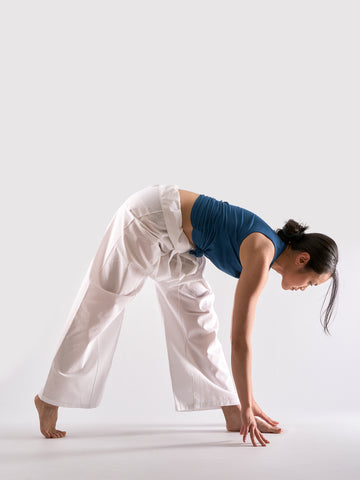 Wholesale - Manduka Essence Women's Leggings - Sand (High Rise - Media  Pocket) – Yoga Studio Wholesale